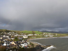 Vista costeira de Criccieth, País de Gales, com casas à beira-mar
