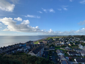 Bairro de Criccieth voltado para o mar sob céu azul
