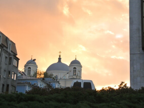 Cúpulas de igreja ortodoxa iluminadas pelo pôr do sol