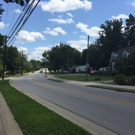Estrada e casas na pequena cidade de Berea, Kentucky, EUA