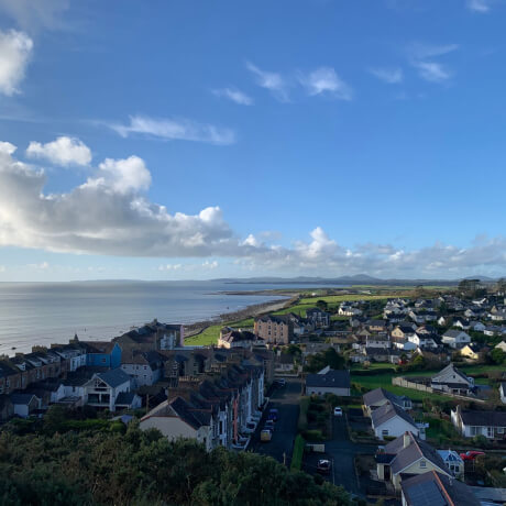 Vista de Criccieth, País de Gales, com a costa e casas junto ao mar