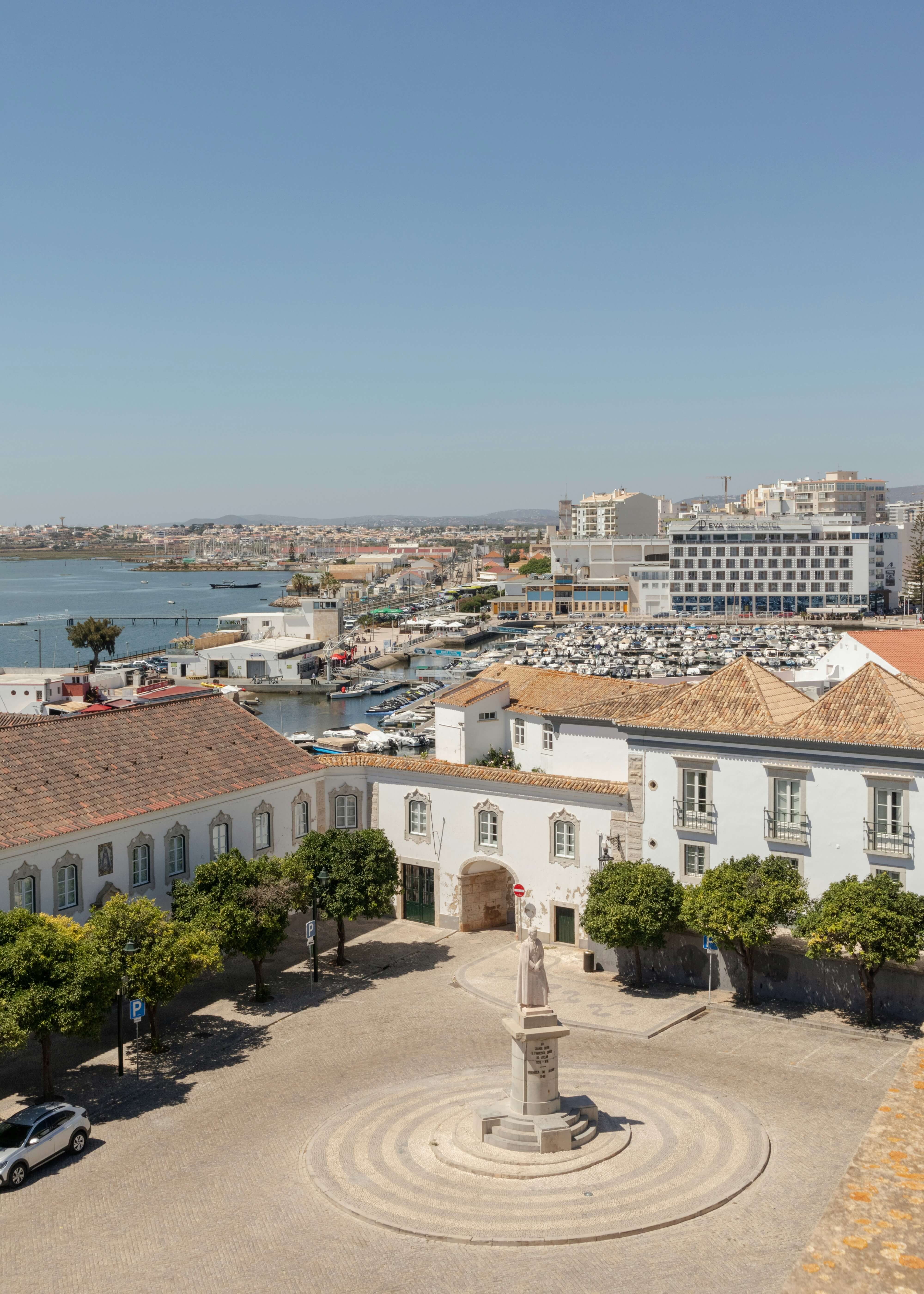 Vista aérea de Faro, Portugal, mostrando o centro histórico, o porto e a Ria Formosa ao fundo