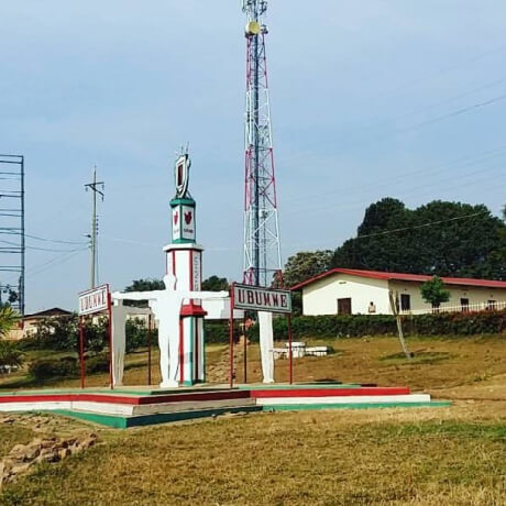 Monumento e área verde em Muramvya, Burundi